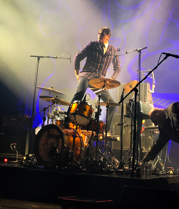 Drummer Mario Goossens die op zijn drumstel staat.