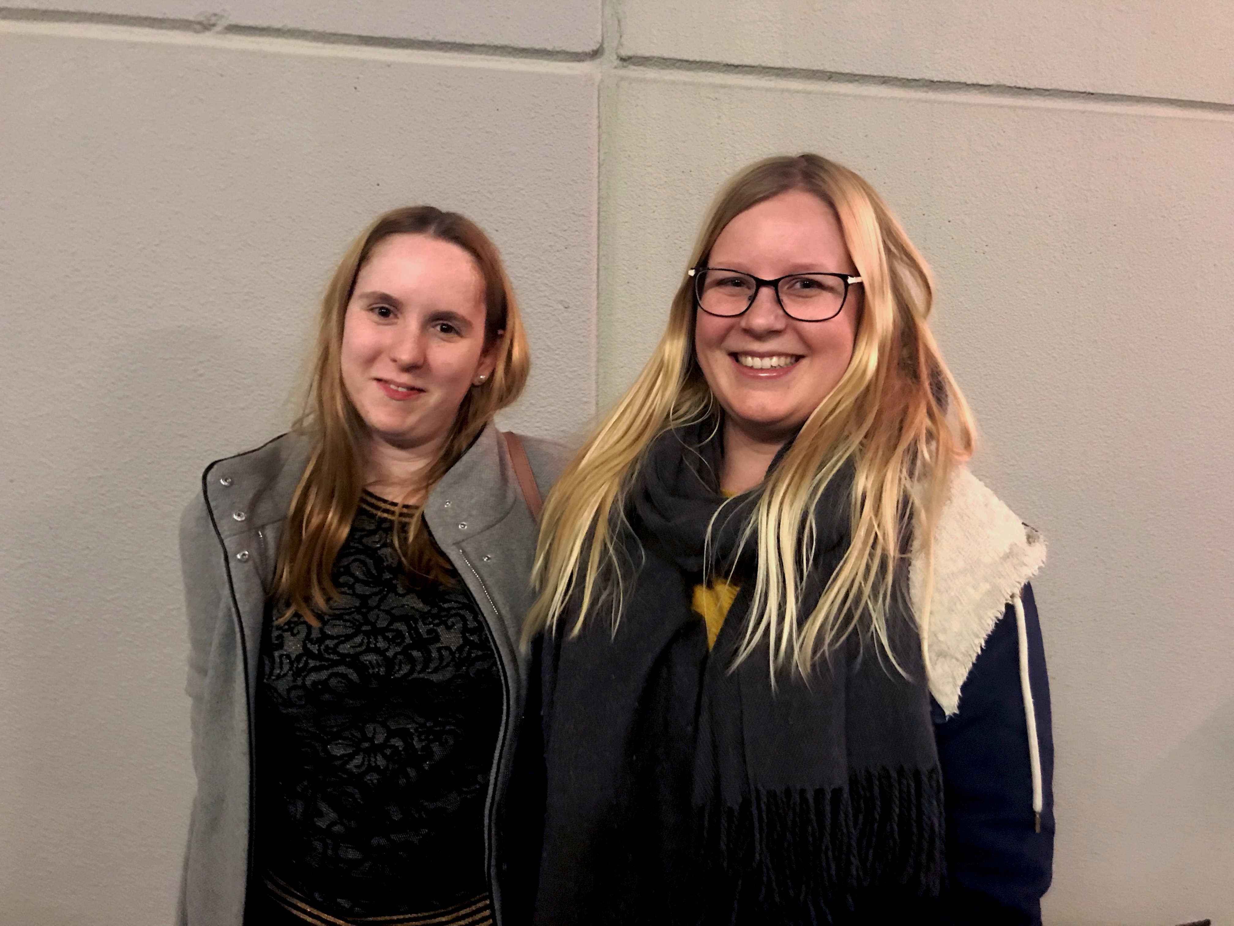 Twee vriendinnen die samen naar Bohemian Rhapsody zijn gaan kijken.